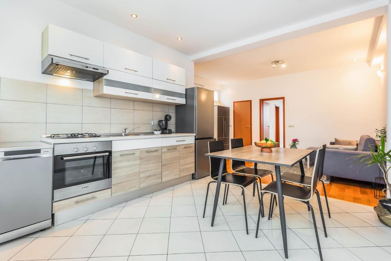 Beachfront Apartment Jesenice  Exterior foto